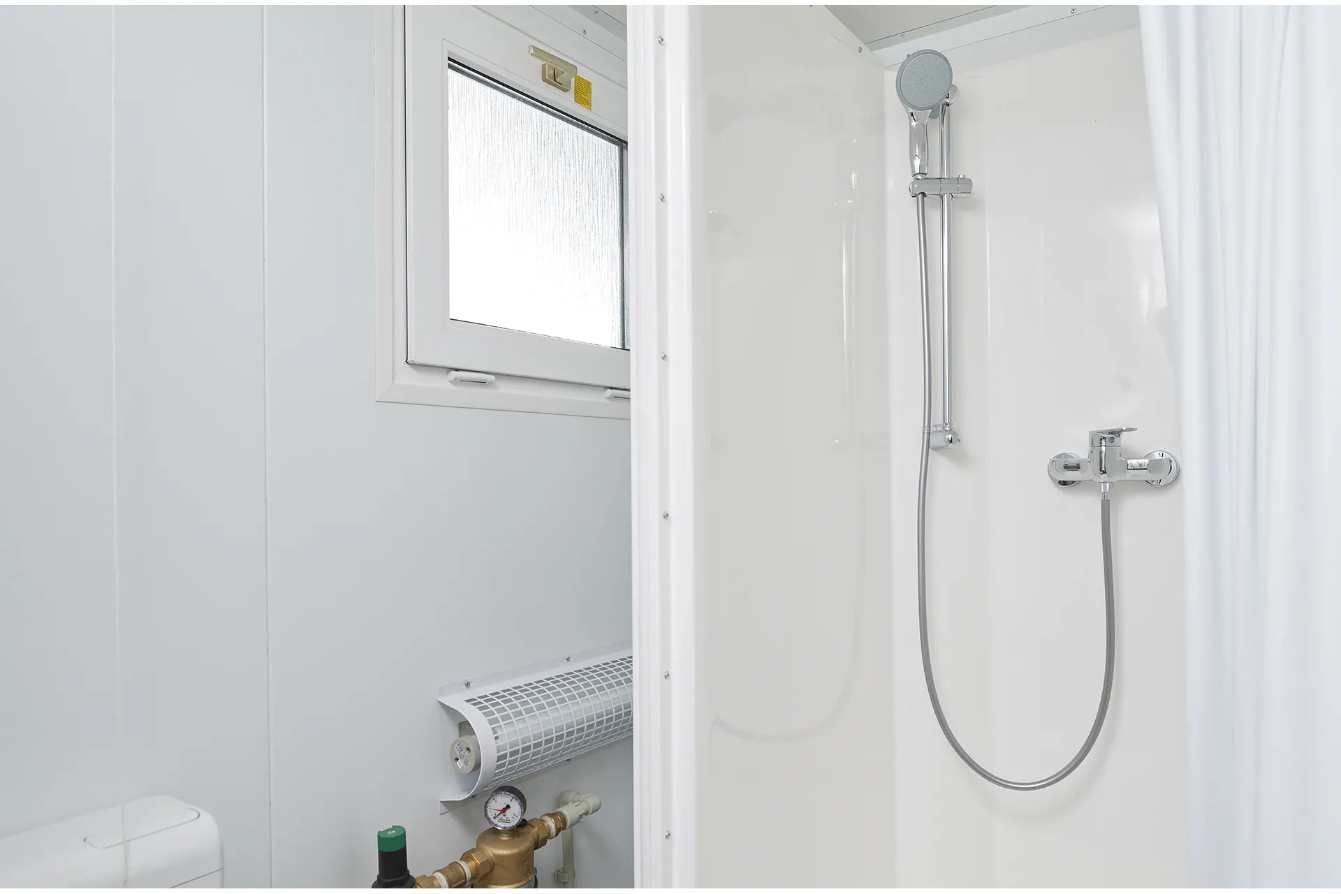 8Ft x 5Ft Mains Toilet/Shower
