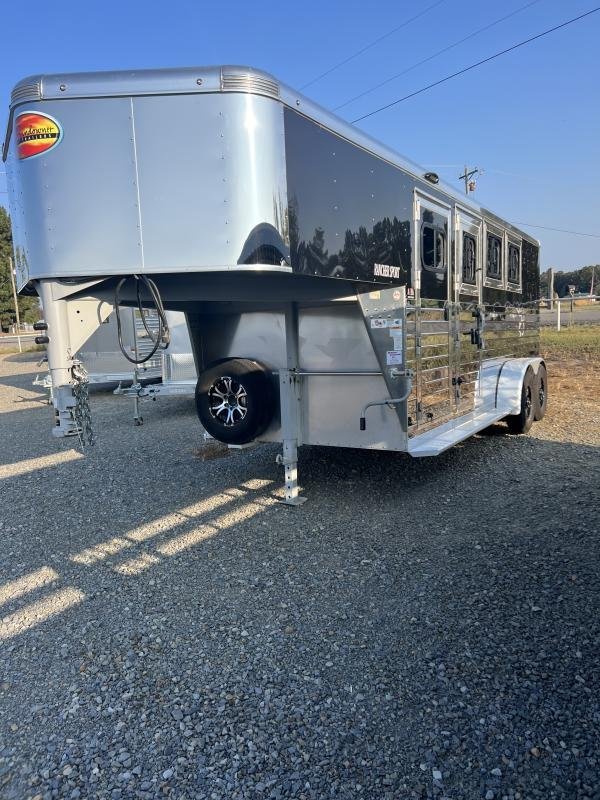 2022 Sundowner 3 Horse Slant GN Trailer