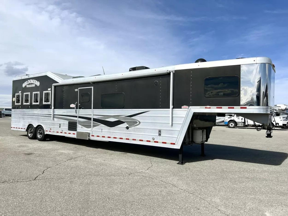 Used 2013 Bloomer 4 Horse 16′ LQ, 7’Slide, Air Ride, Pod, Mister/Water Sys Air ride, HWH Slide, Integrated Pod